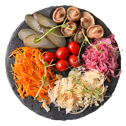 Тарелка с соленьями